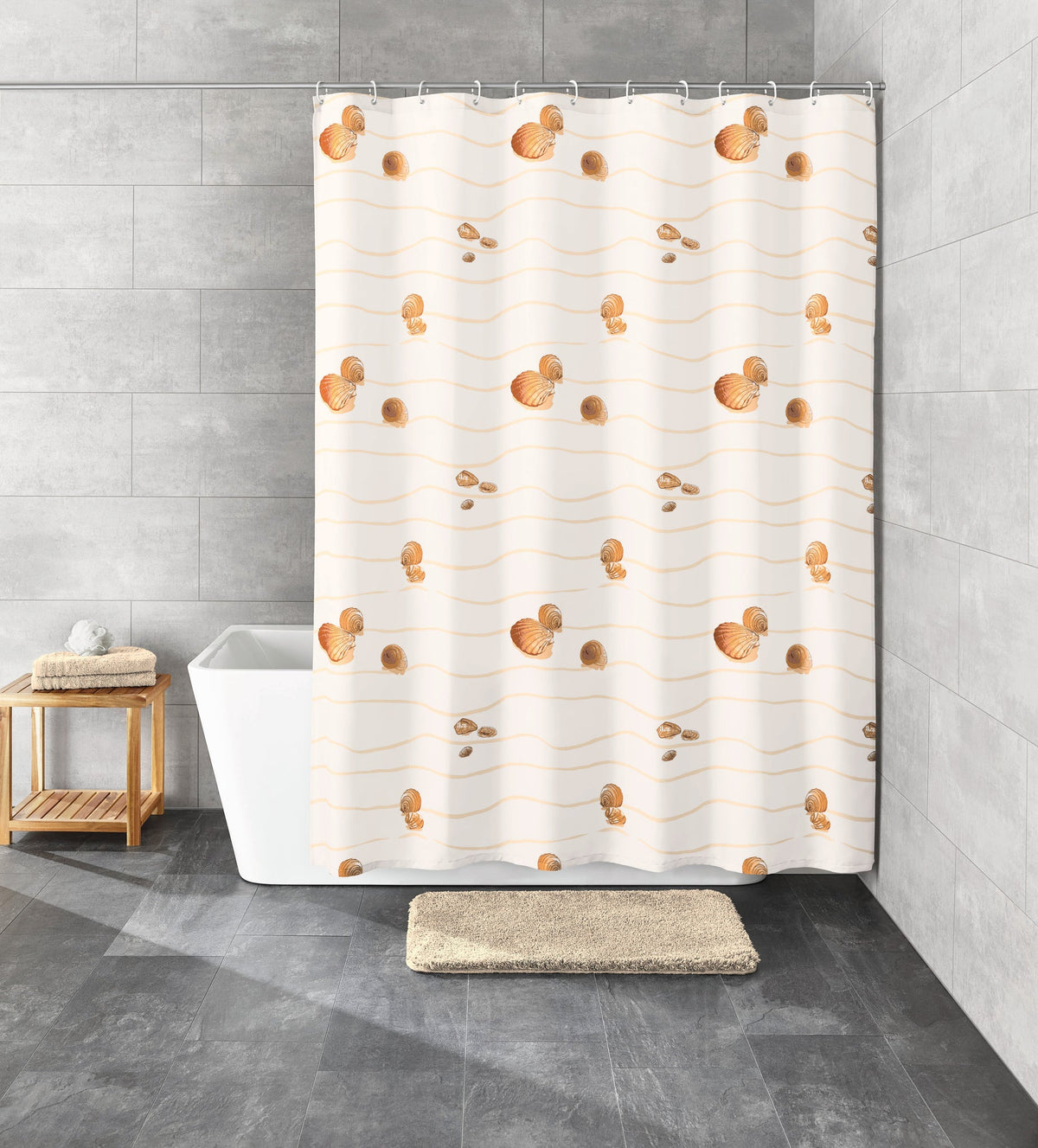 Duschvorhang mit Muschelmotiv vor Badewanne in modernem Fliesenbad