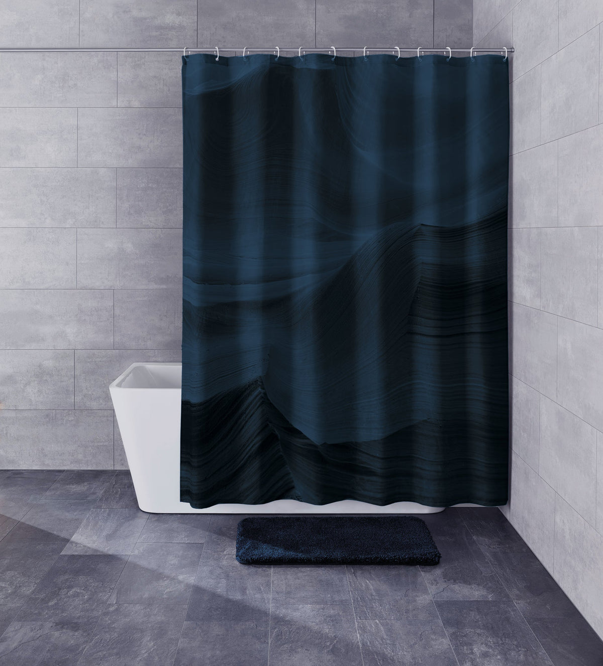 Modernes Bad mit freistehender Wanne und dunkelblauem Duschvorhang