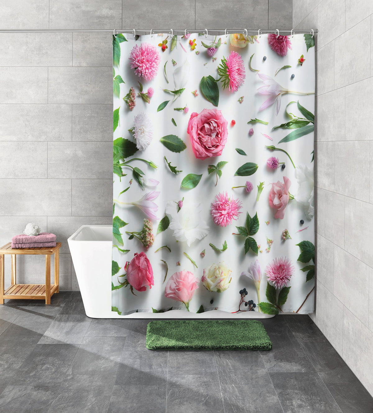 Duschvorhang mit bunten Blumen in hellem modernen grauen Badezimmer
