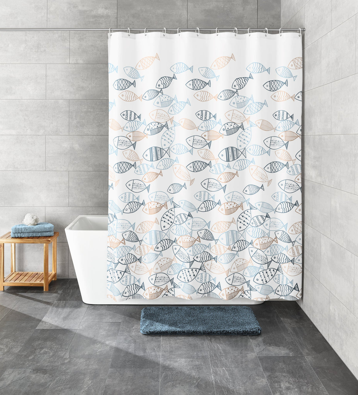 Weißer Duschvorhang mit bunten Fischmotiven in modernem Badezimmer