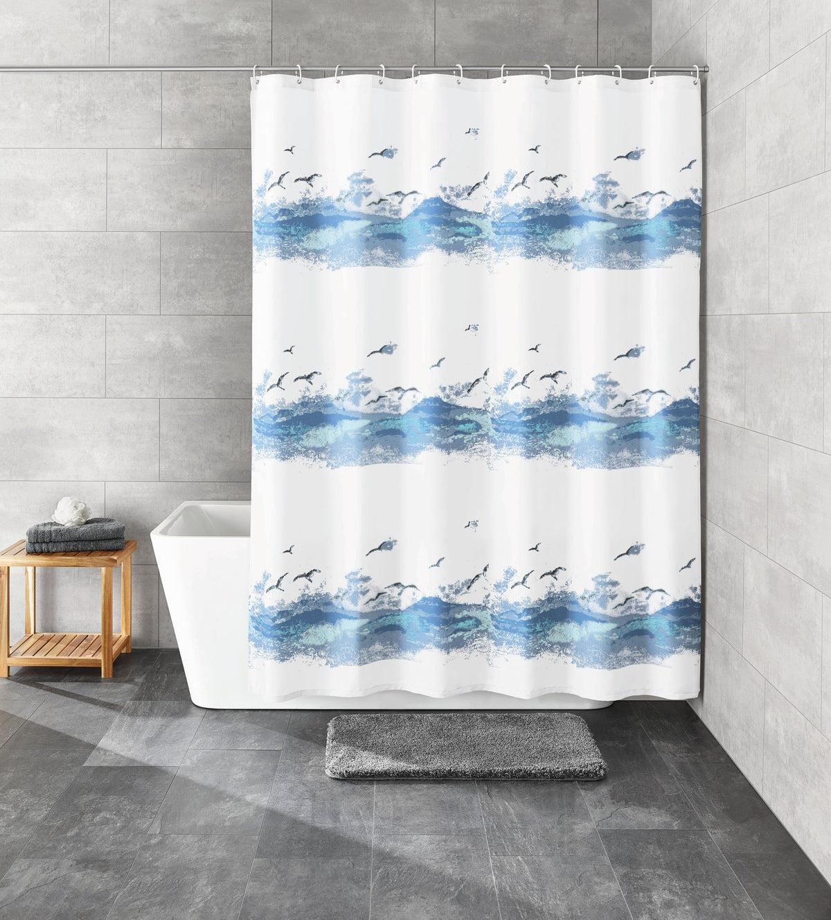 Weißer Duschvorhang mit blauem Meeresmotiv in modernem Bad mit Wanne