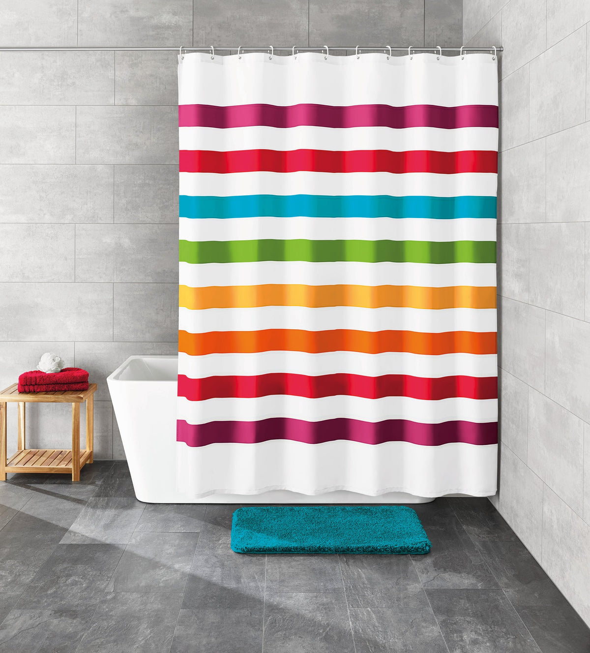 Duschvorhang mit bunten Querstreifen vor moderner Badewanne im Bad