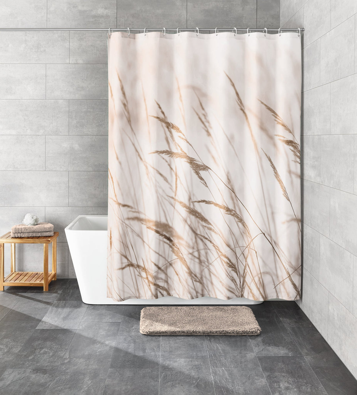 Duschvorhang mit Gräsermotiv vor Badewanne in grauem Badezimmer