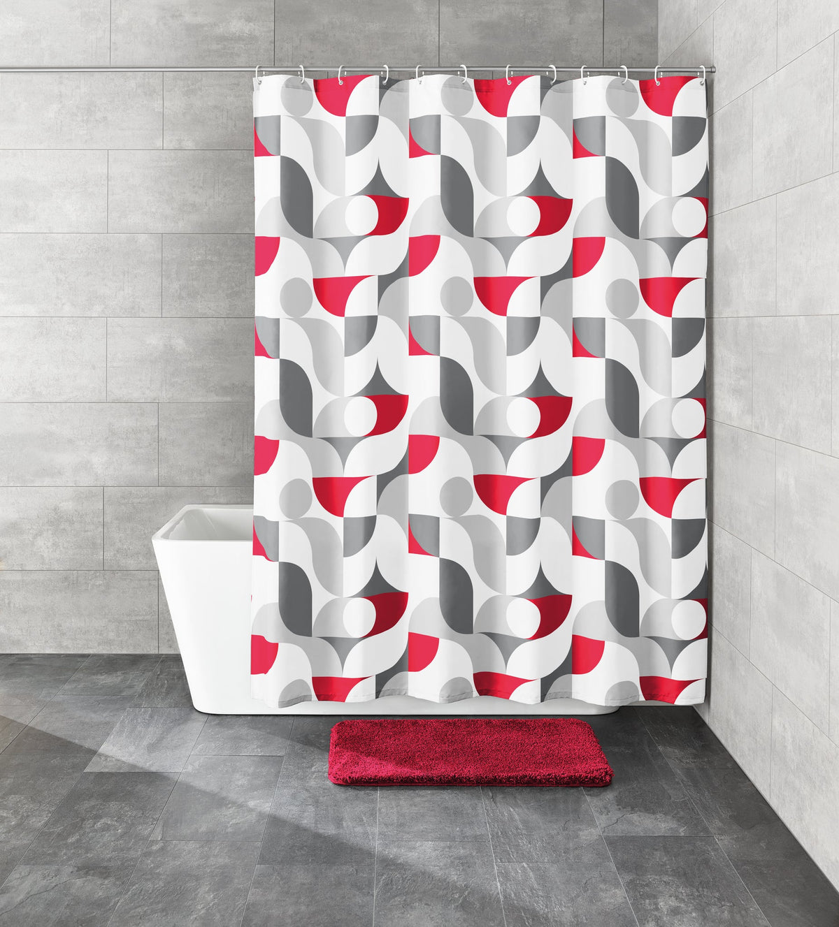 Bad mit weißer Wanne und modernem Duschvorhang mit rot-grauem Retro-Muster