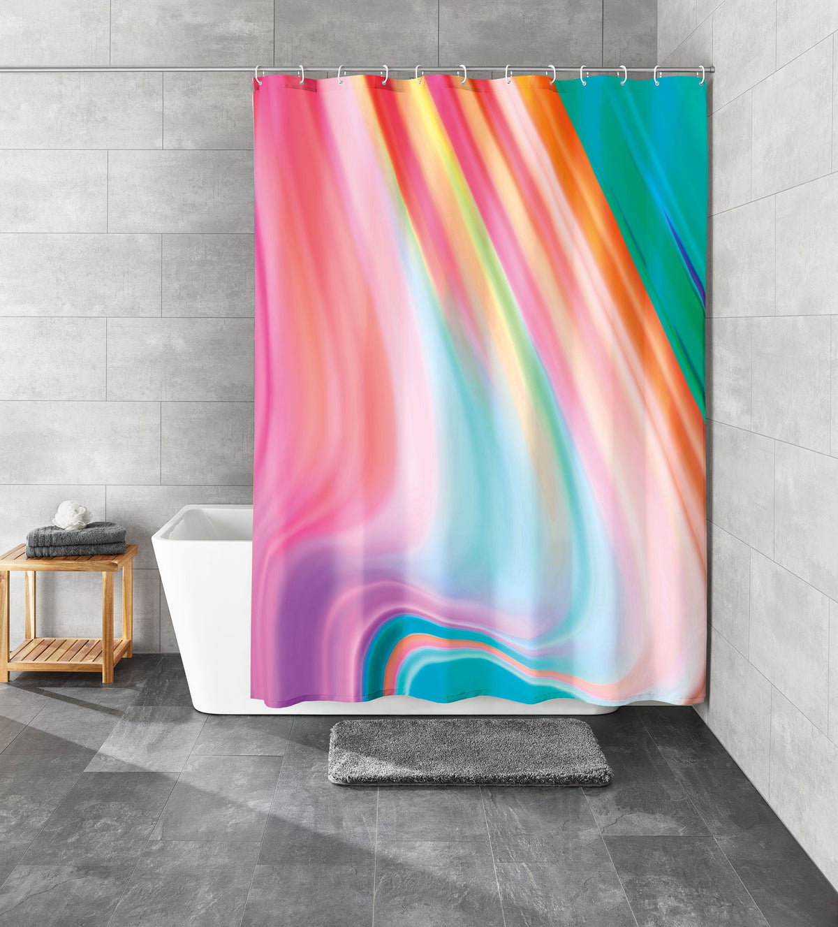 Dusche mit buntem, abstraktem Duschvorhang in modernem, grauem Bad