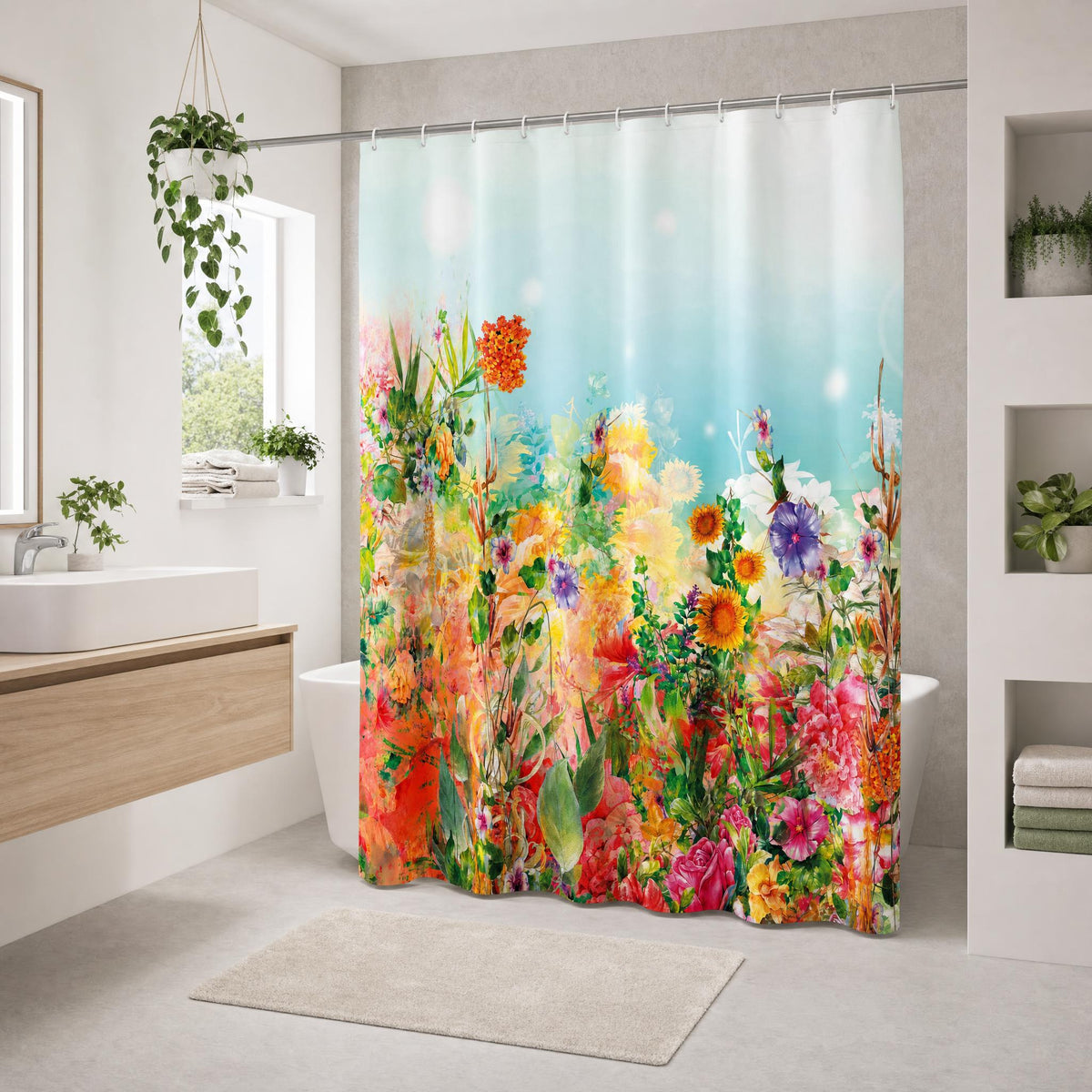 Duschvorhang mit buntem Blumenmotiv in hellem, modernem Badezimmer.