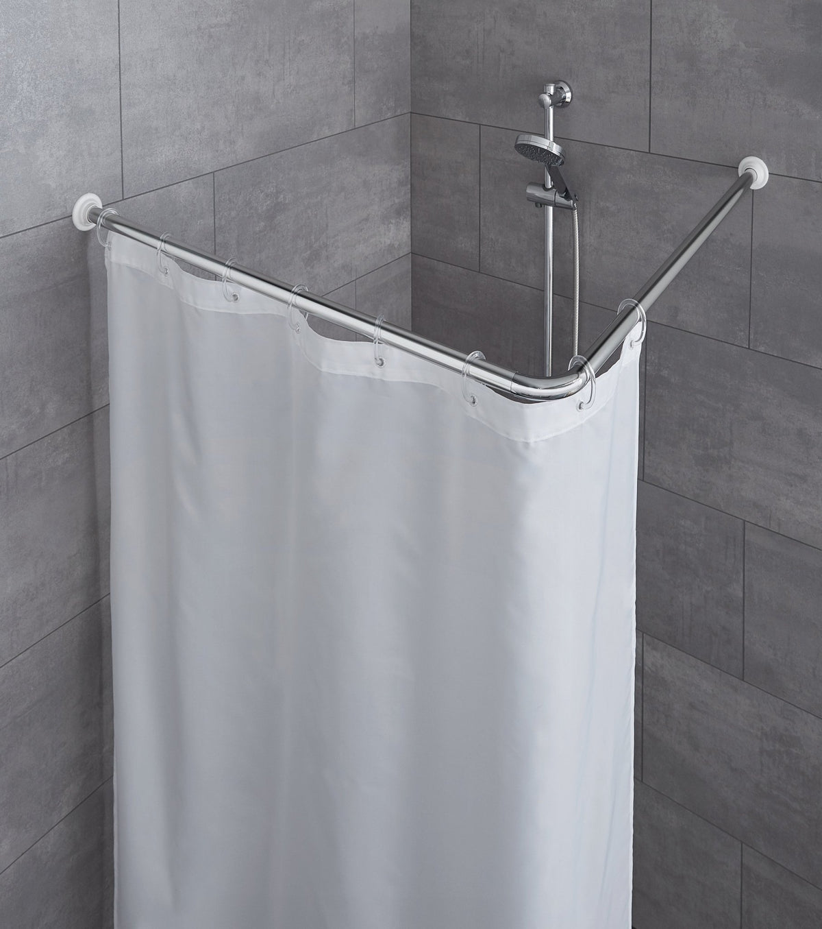 Weiße Duschvorhangstange in L-Form mit weißem Duschvorhang in Dusche