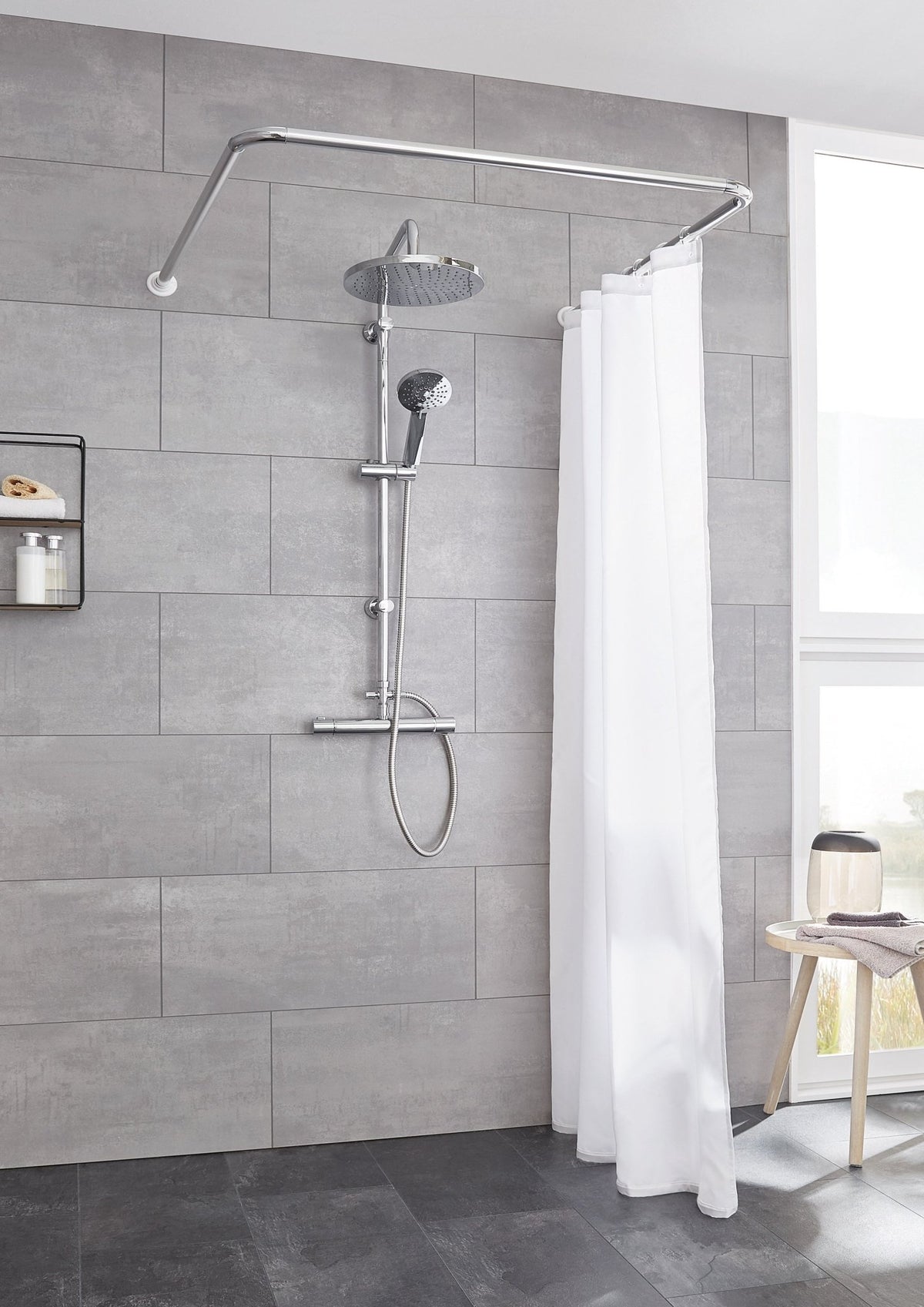 Moderne Dusche mit Duschstange, Regendusche und weißem Vorhang in grauem Bad