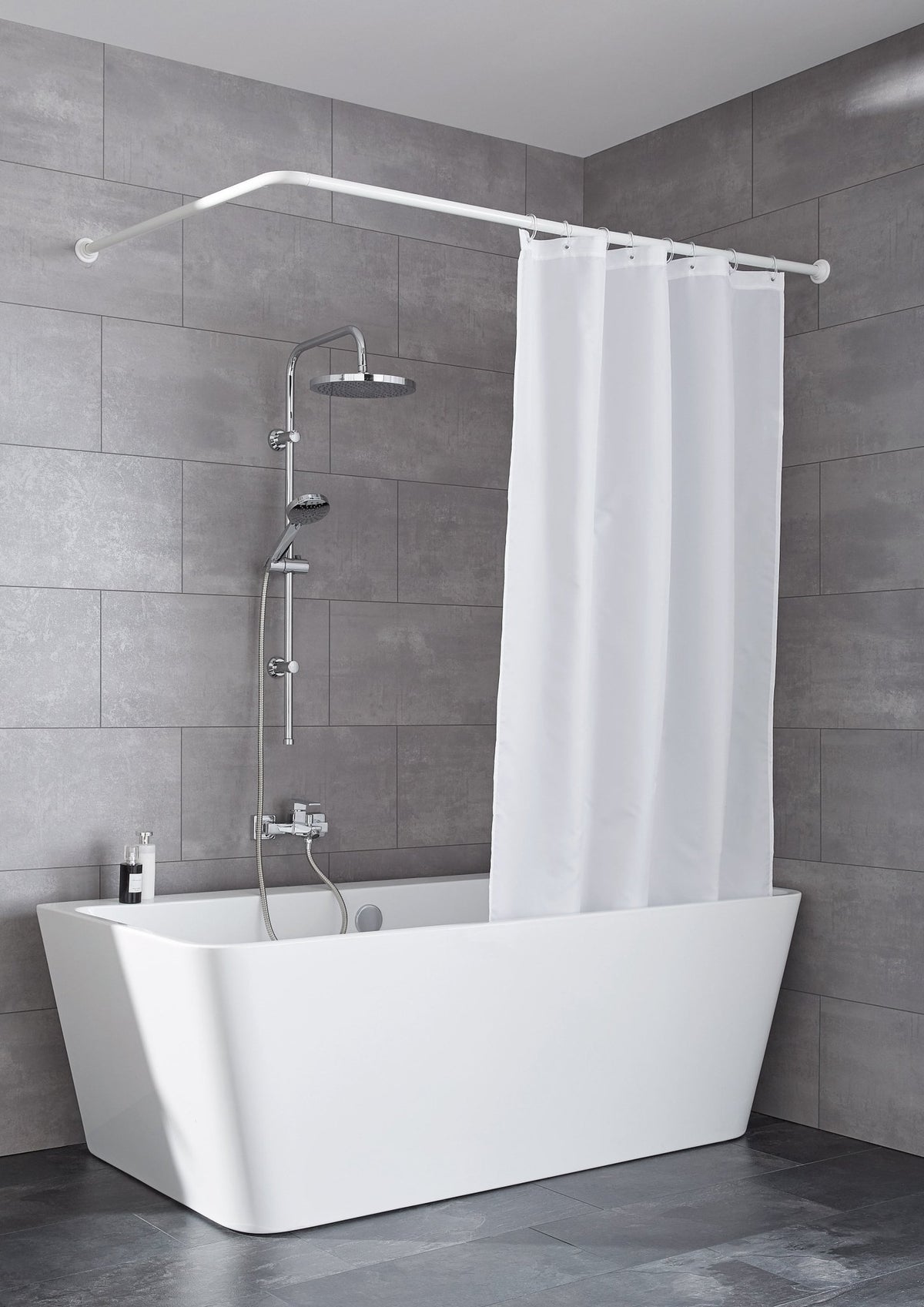 Weiße Badewanne mit Duschsystem und weißem Duschvorhang im modernen Bad