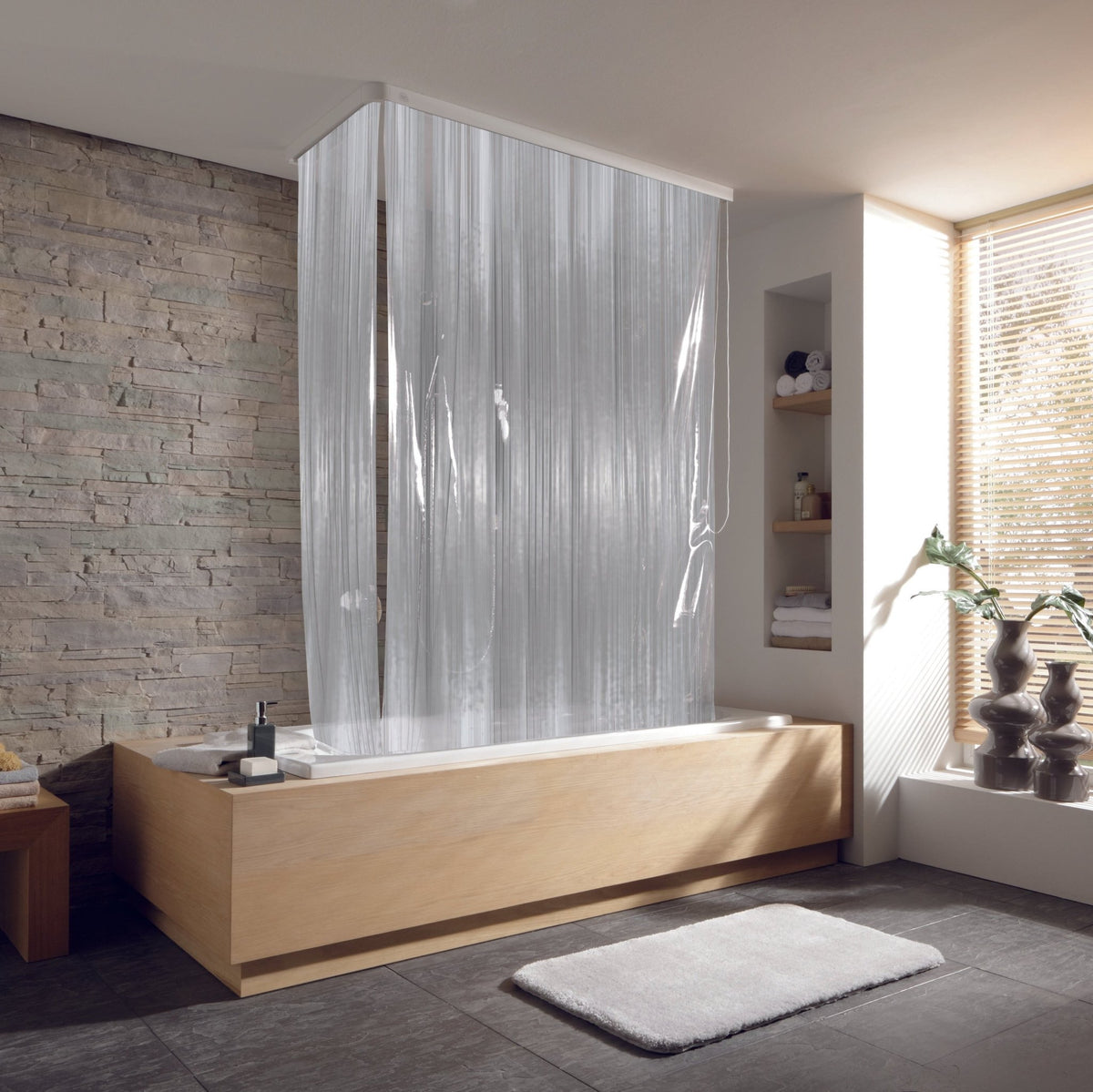 Badewanne mit Holzverkleidung und halbtransparentem Duschvorhang