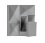 Grauer, eckiger Wandhaken mit geometrischer, pyramidenförmiger Struktur