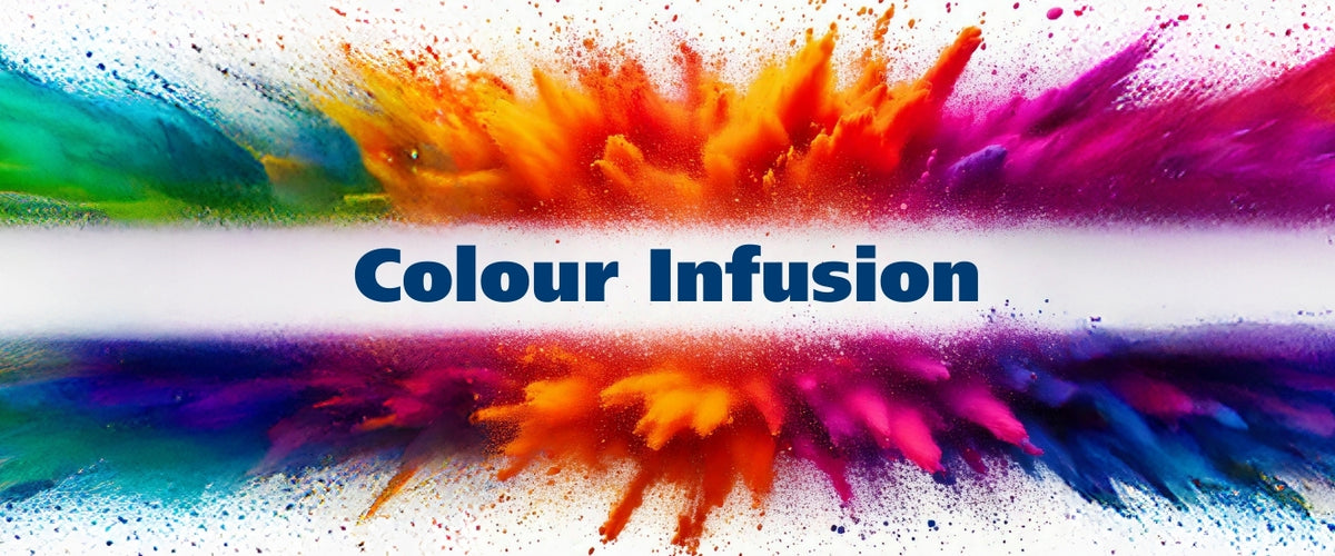 Bunte Farbexplosion mit Schriftzug Colour Infusion auf weißem Rand