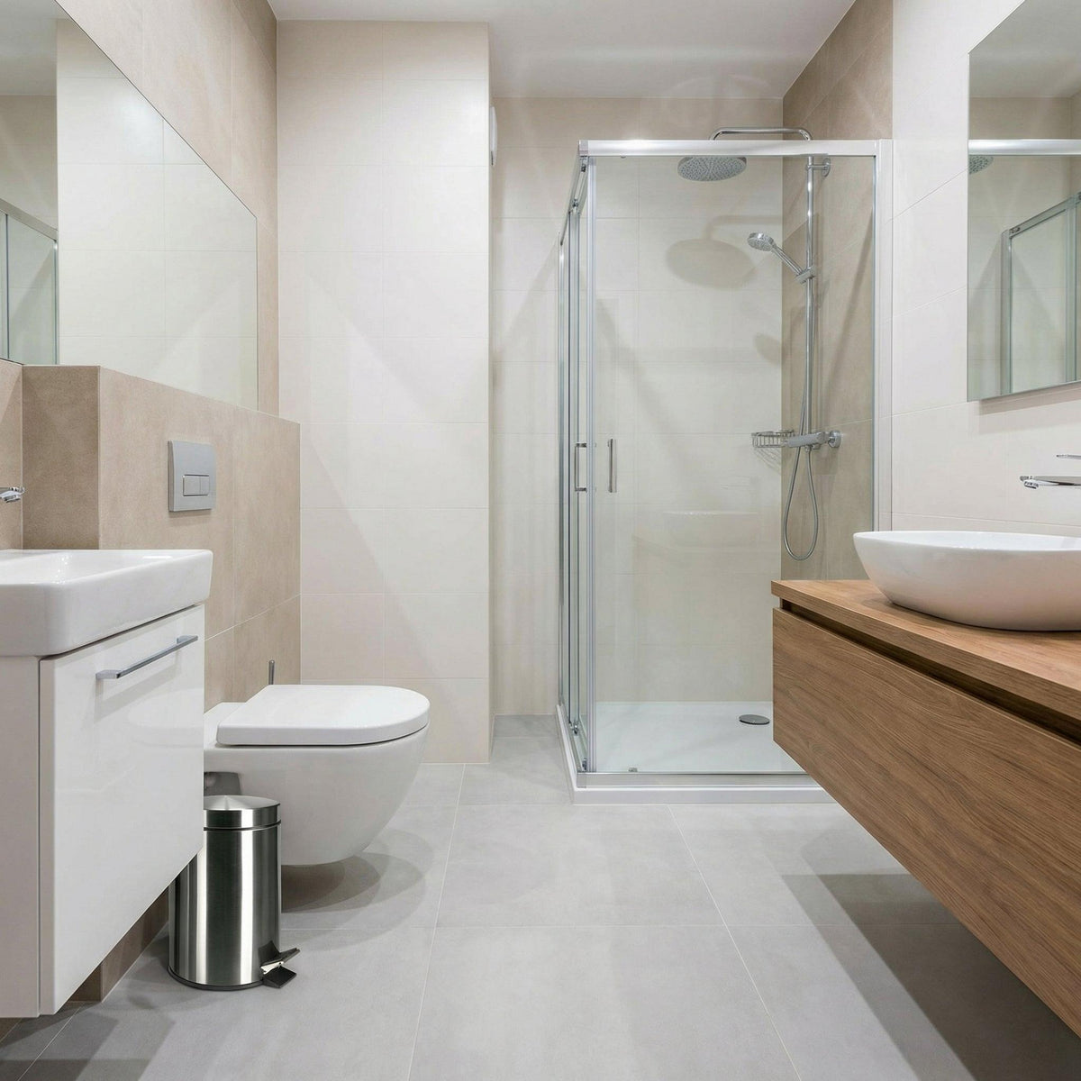 Modernes helles Bad mit Glasdusche, Wand-WC und Holzwaschtisch