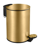 Goldfarbener Treteimer mit Deckel und Pedal auf weißem Hintergrund.