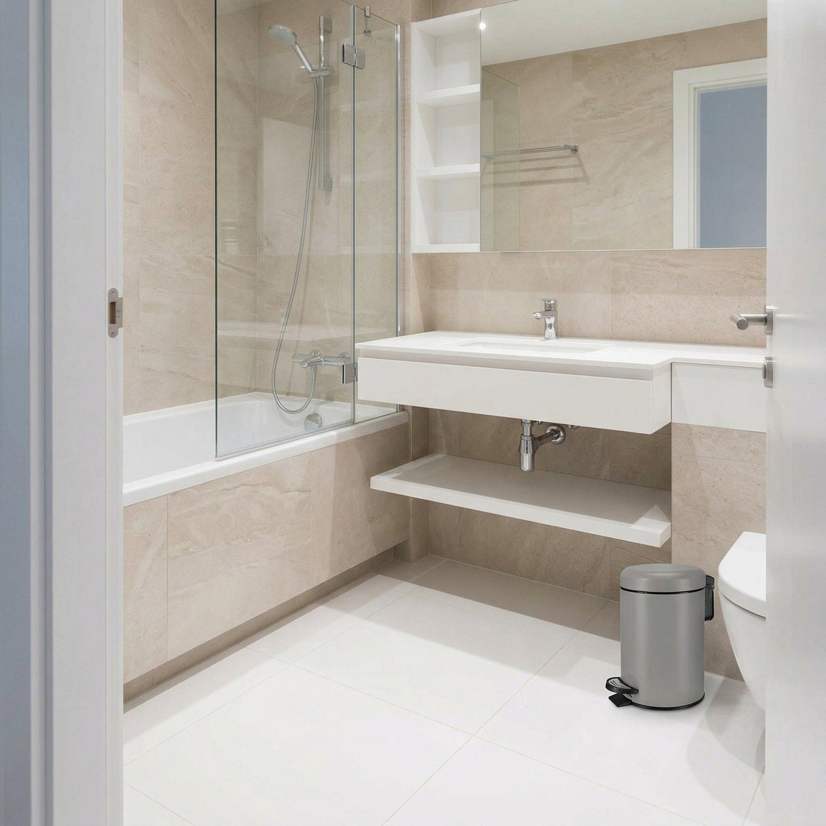 Modernes beige gefliestes Bad mit Badewanne, Waschtisch und Mülleimer