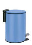 Blauer Treteimer mit schwarzem Deckel und Pedal vor weißem Hintergrund.