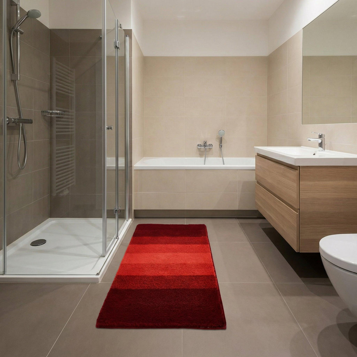 Roter Badteppich vor Dusche, Badewanne und Holz-Waschtischunterschrank