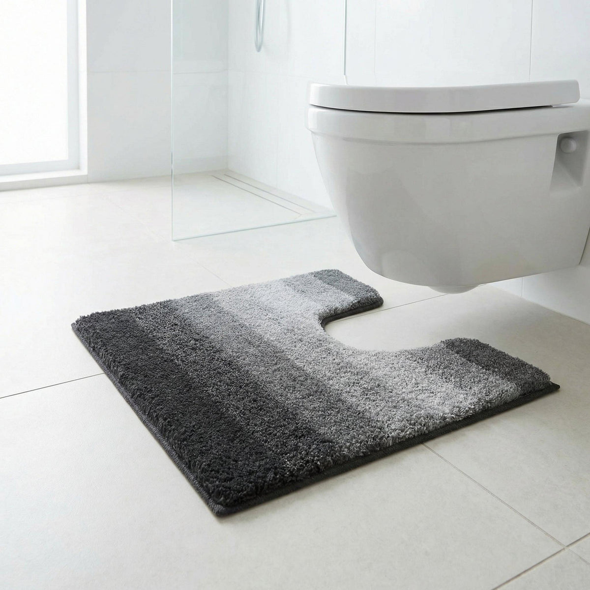 Grauer WC-Vorleger mit Streifen in modernem, weißem Badezimmerboden