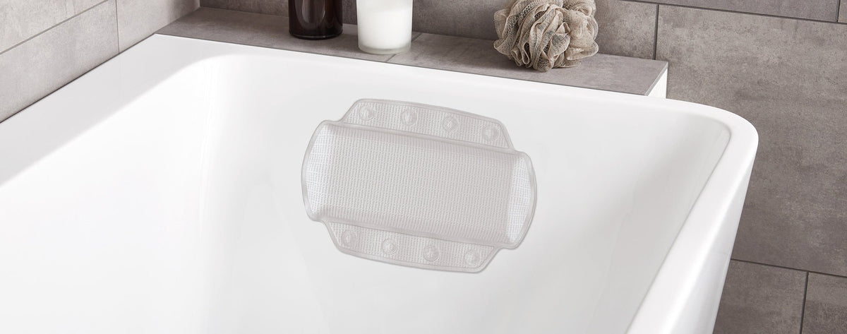 Transparentes Badewannenkissen mit Saugnäpfen in weißer Wanne innen