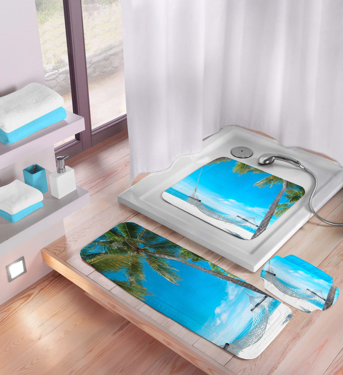 Badezimmer mit Duschset und Matten mit blauem tropischem Strandmotiv