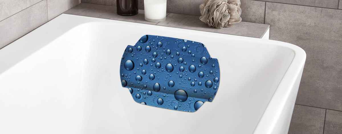 Weiße Badewanne mit blauer Antirutschmatte im Wassertropfen-Design