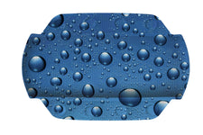 Blaue Oberfläche mit zahlreichen unterschiedlich großen Wassertropfen