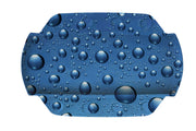Blaue Oberfläche mit zahlreichen unterschiedlich großen Wassertropfen