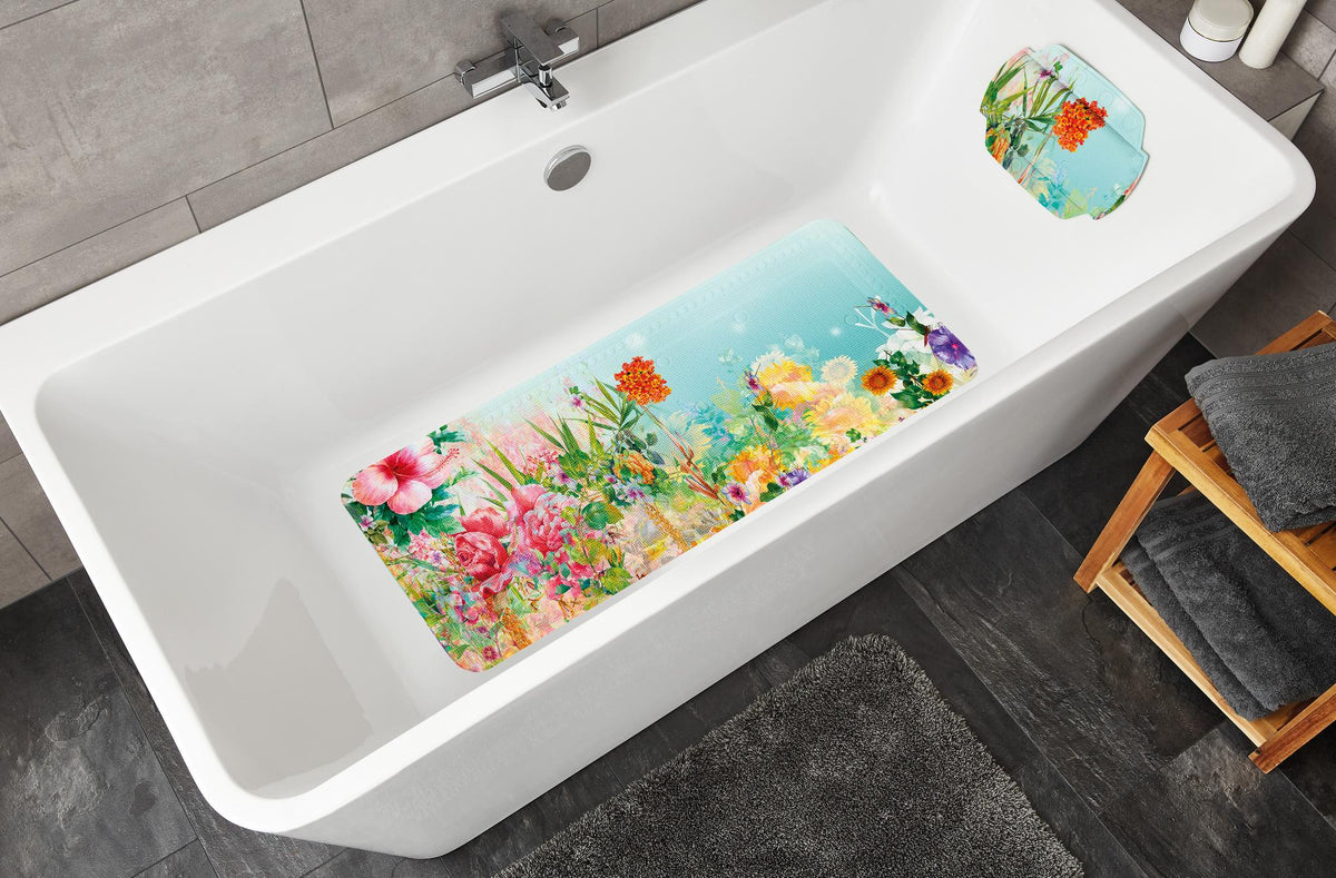 Weiße Badewanne mit bunter Blumen-Badewannenmatte und passendem Kissen.