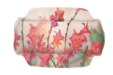 Transparente Unterlage mit zarten rosa Blüten vor hellem Hintergrund
