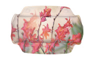 Transparente Unterlage mit zarten rosa Blüten vor hellem Hintergrund