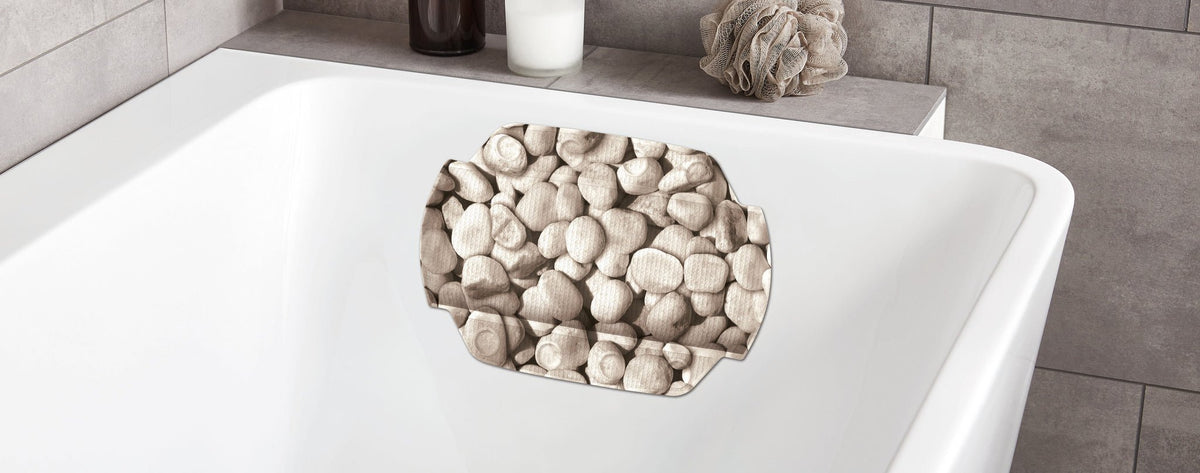 Weiße Badewanne mit rutschfester Badematte im Kieselstein-Design