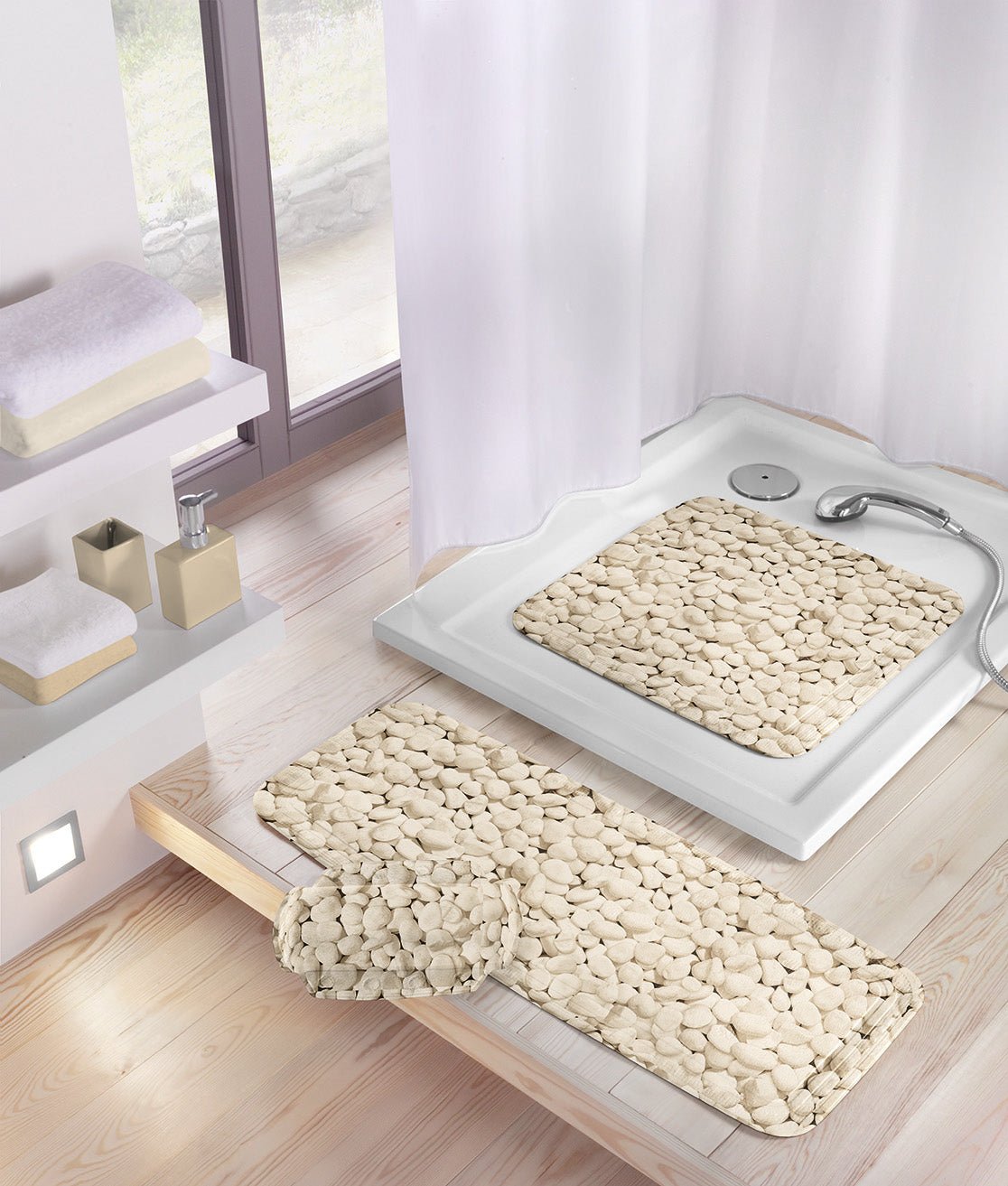 Beiges Badteppich-Set in Steinoptik auf Dusche und Holzboden im modernen Bad