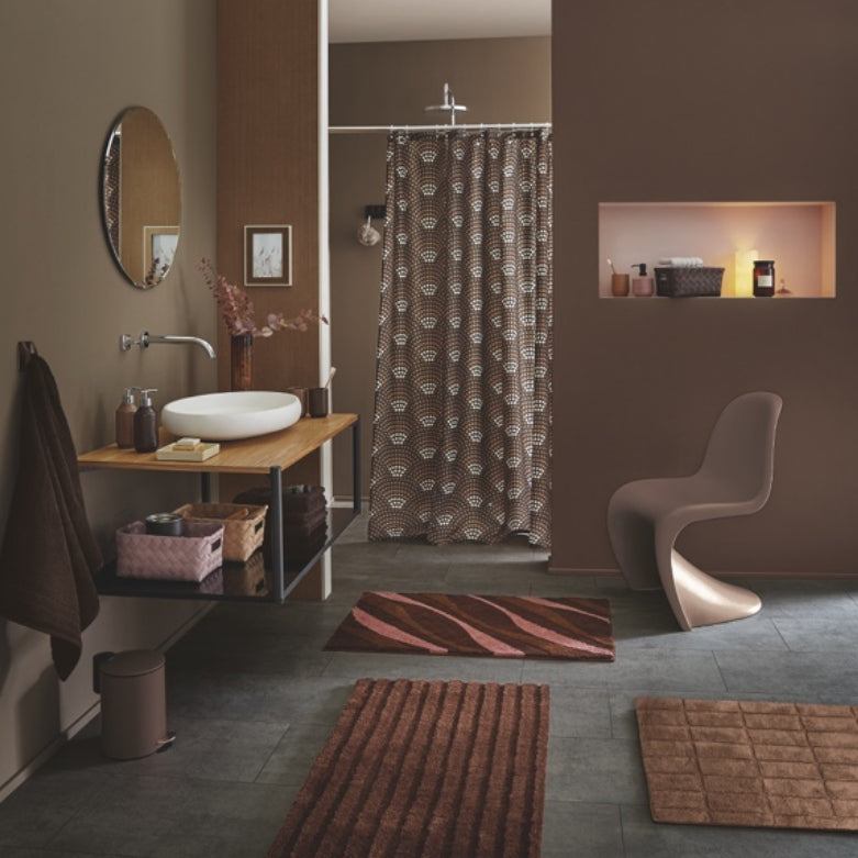 Modernes Badezimmer mit brauner Duschvorhang, Teppichen und Waschbecken