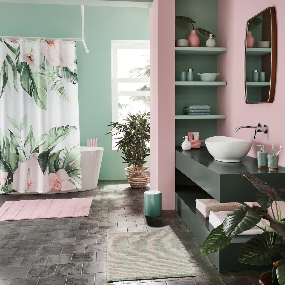 Modernes Bad in Grün und Rosa mit Pflanzen und Textil-Accessoires