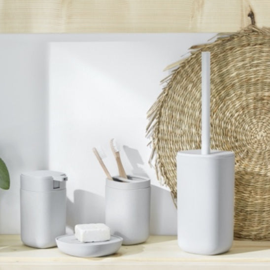 Weißes Bad-Set mit Zahnbürstenhalter, Seifenschale und WC-Bürste in Grau