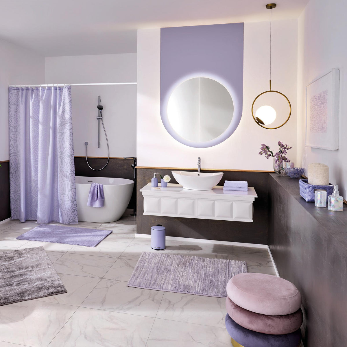 Modernes Bad mit freistehender Wanne und lila Bad-Accessoires in Weiß