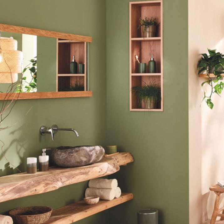 Modernes Badezimmer mit Holzwaschtisch, Steinbecken und Pflanzen
