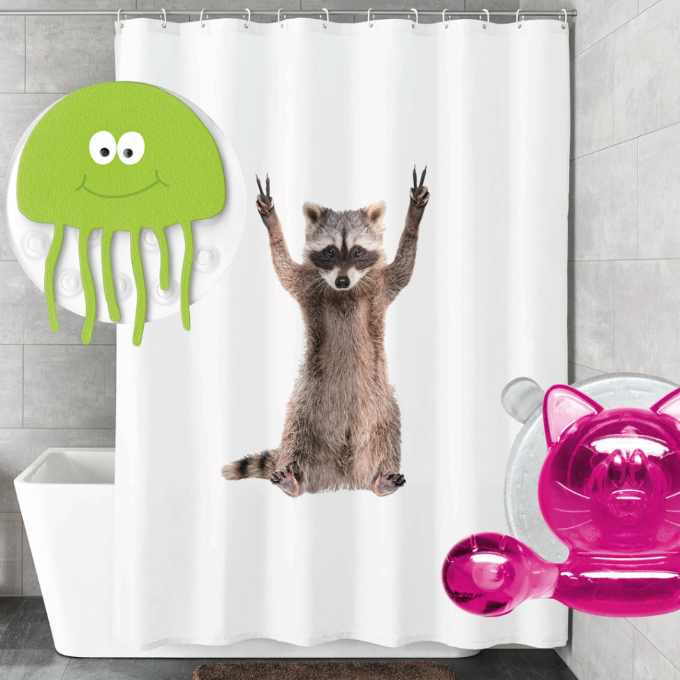 Badewanne mit weißem Duschvorhang, Waschbärmotiv und bunten Saugnäpfen