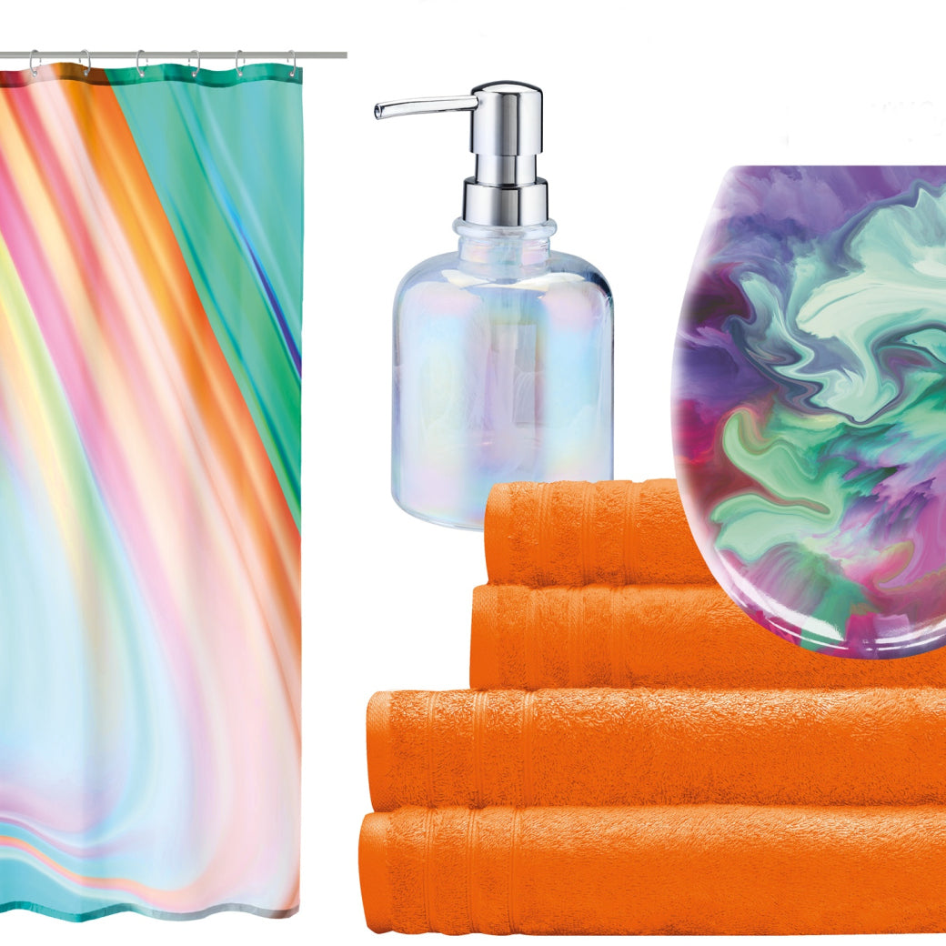 Buntes Duschvorhang-Set mit Seifenspender, Becher und orangen Handtüchern