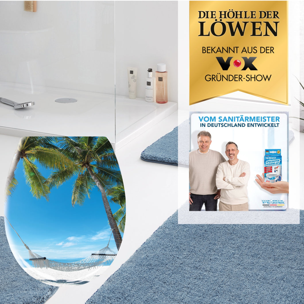Modernes Bad mit blauen Teppichen, Glas mit Strandmotiv und Produktposter