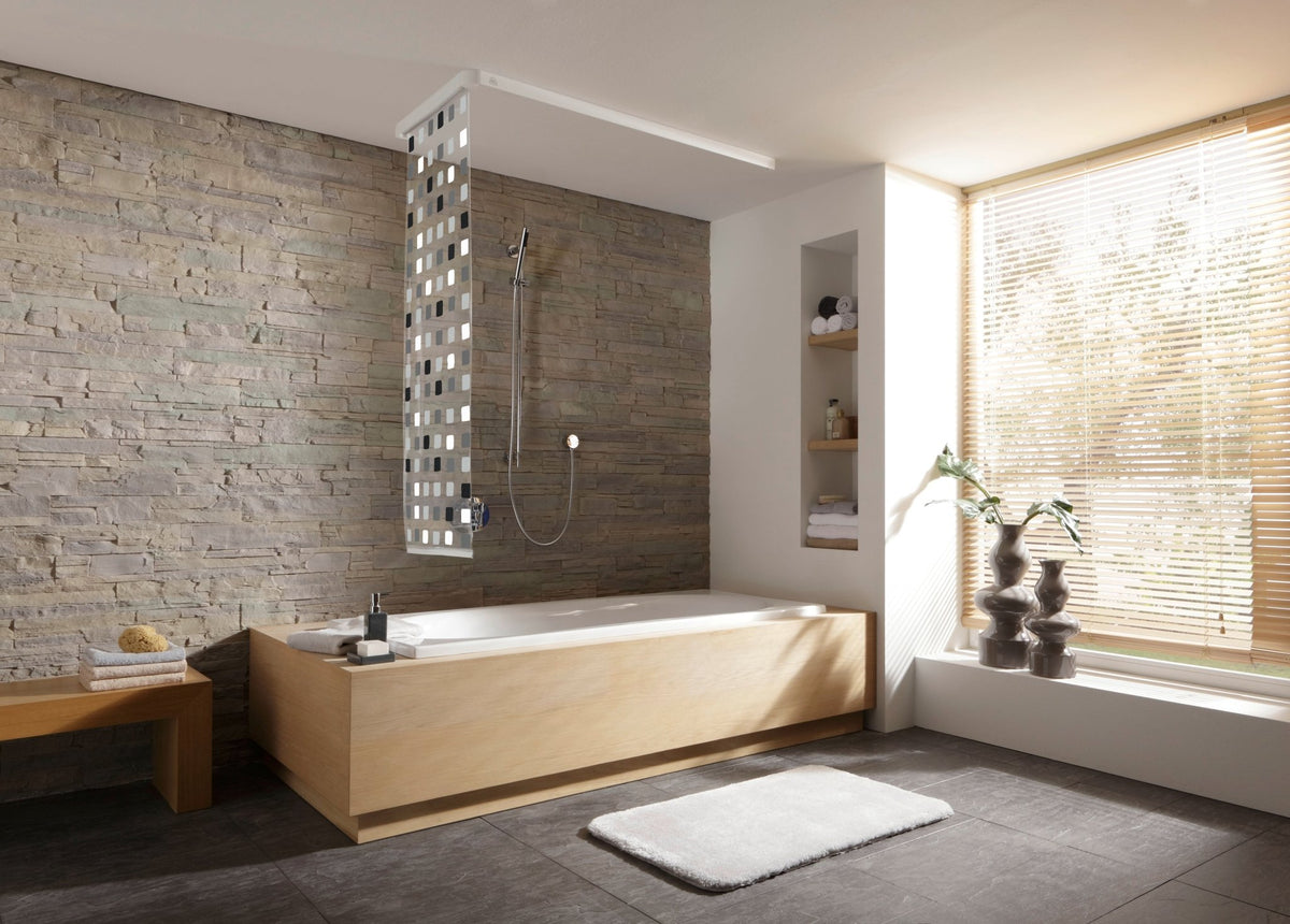 Moderne Badewanne aus Holz mit Steinwand, Fenster und Regalecke rechts