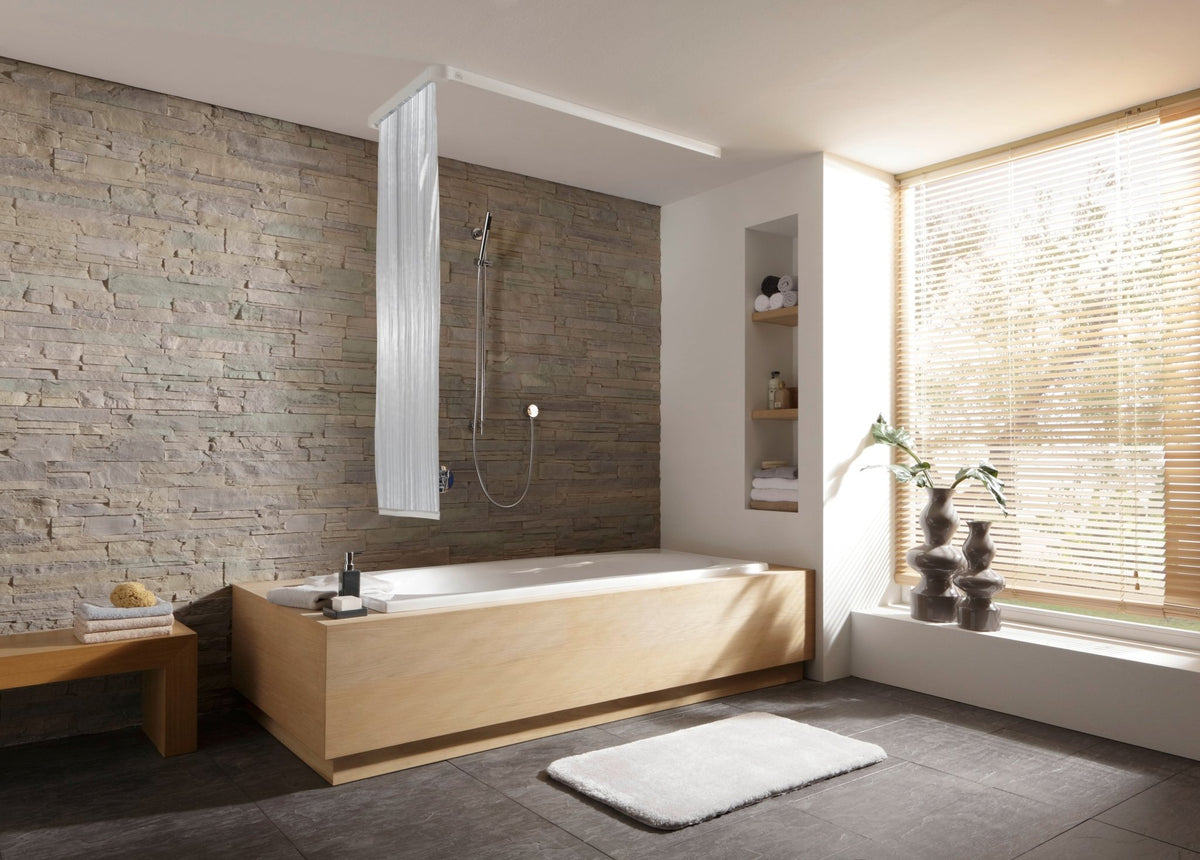 Modernes Badezimmer mit Wanne in Holzoptik vor Steinwand und Fenster