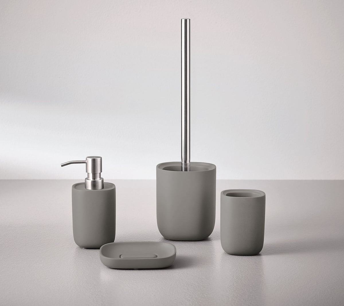 Graues Bad-Set mit Seifenspender, WC-Bürste, Becher und Seifenschale