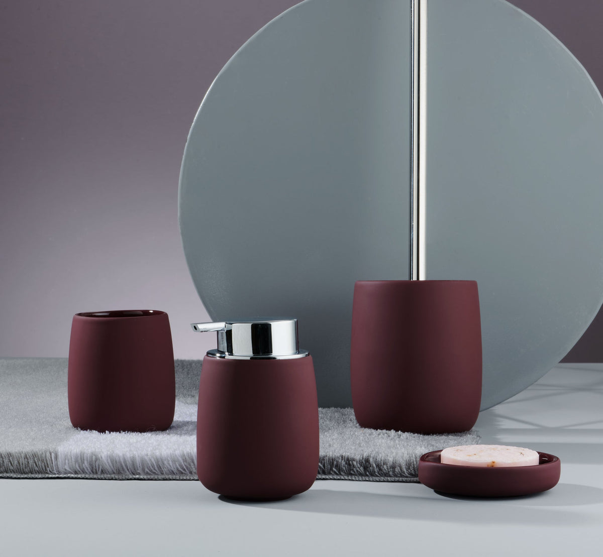 Bordeauxrote Badaccessoires mit Seifenspender, Becher und Seifenschale