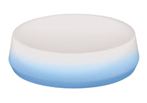 Seifenschale mit Blau-Weißem Farbverlauf freigestellt vor weißem Hintergrund.