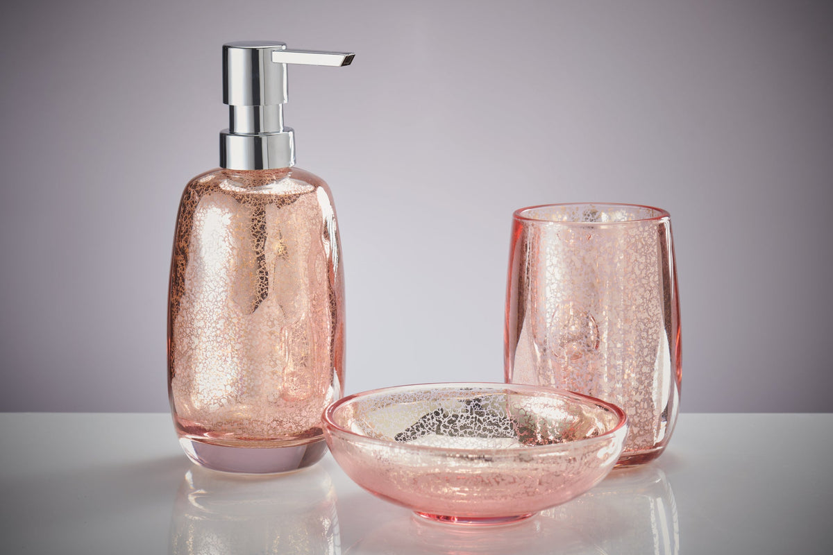 Roséfarbenes Bad-Set mit Seifenspender, Becher und Schale aus rosa Glas