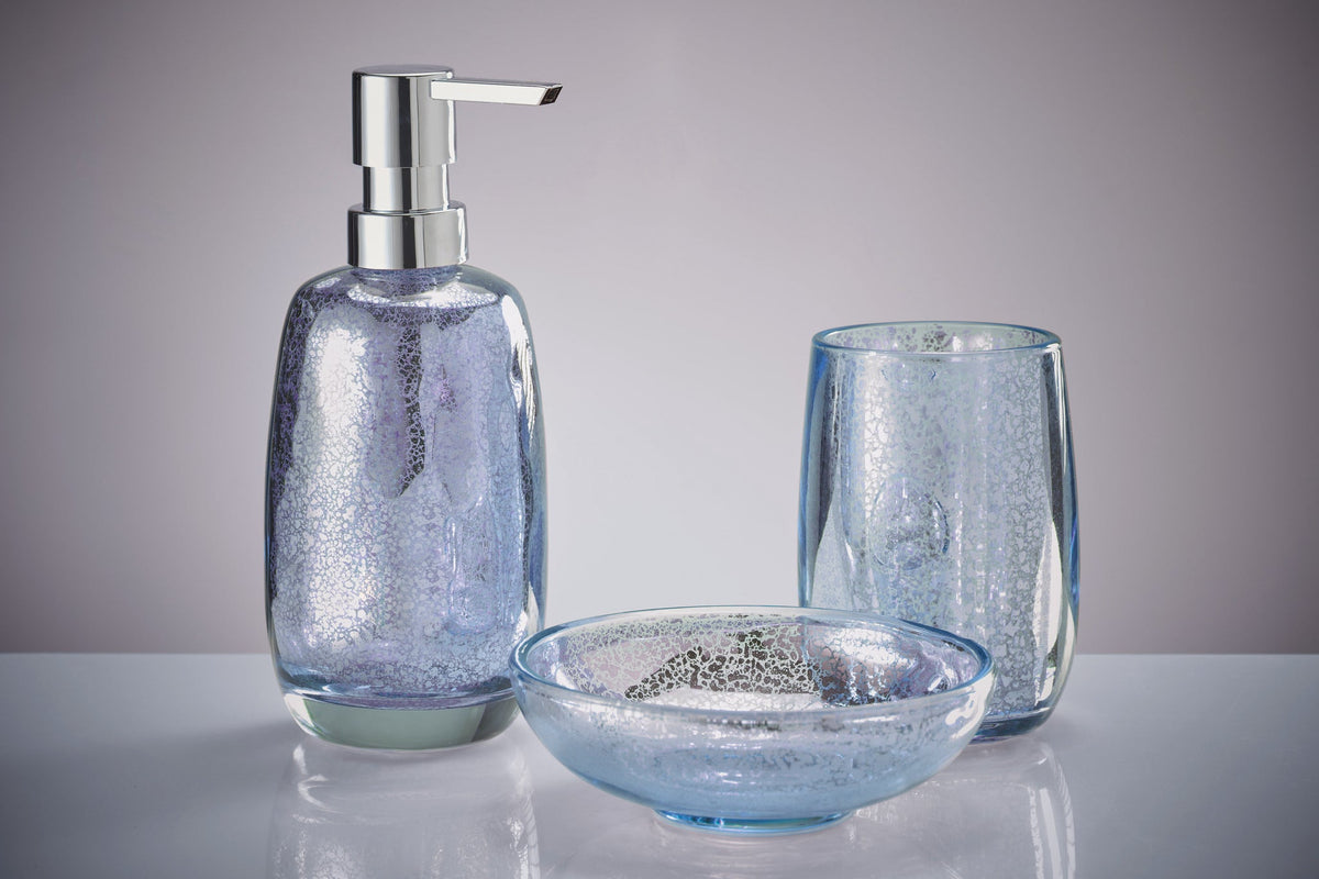 Blau schimmerndes Badset aus Seifenspender, Becher und Schale aus Glas