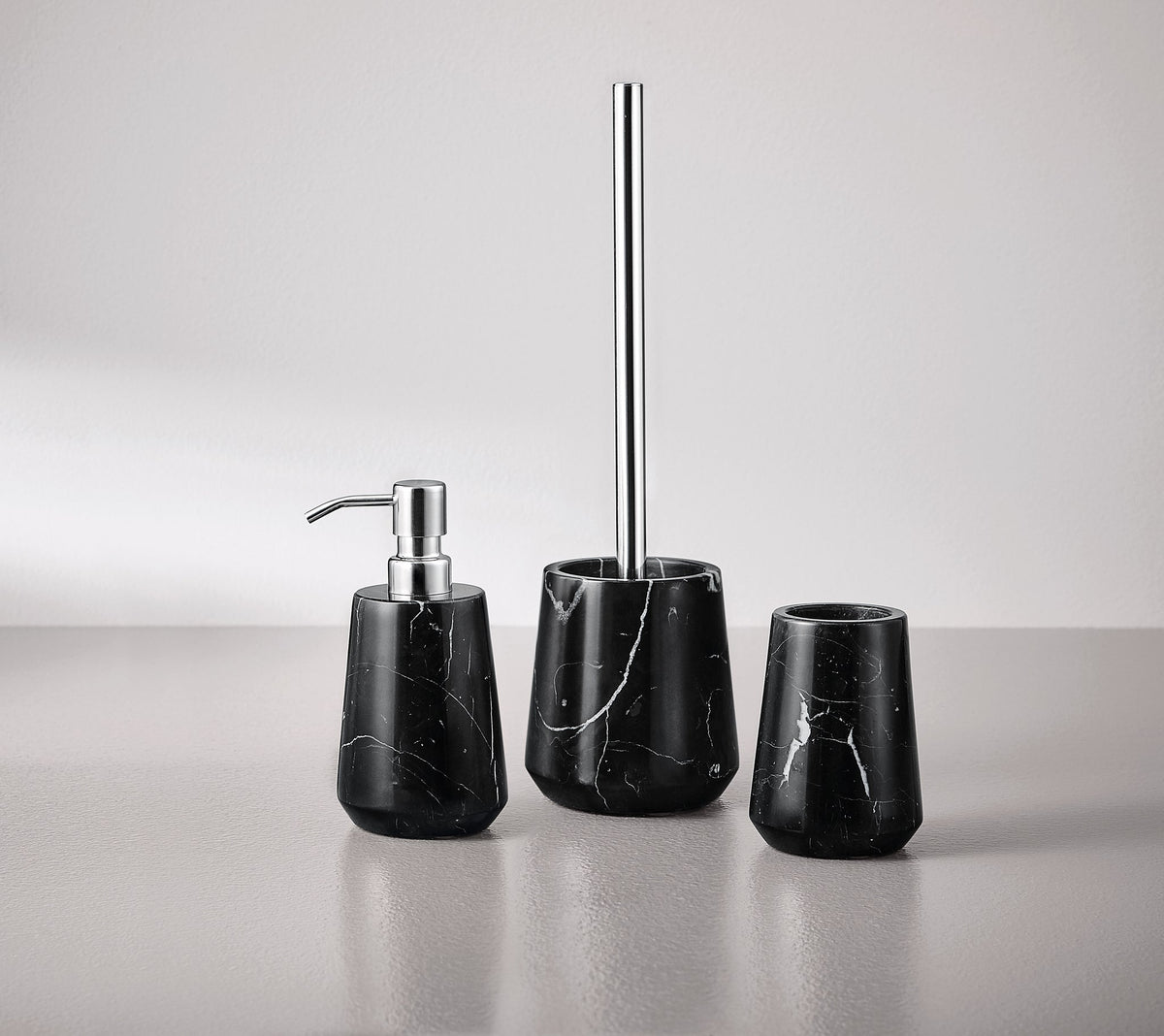 Schwarzes Bad-Set aus Marmor: Seifenspender, WC-Bürste, Zahnbecher