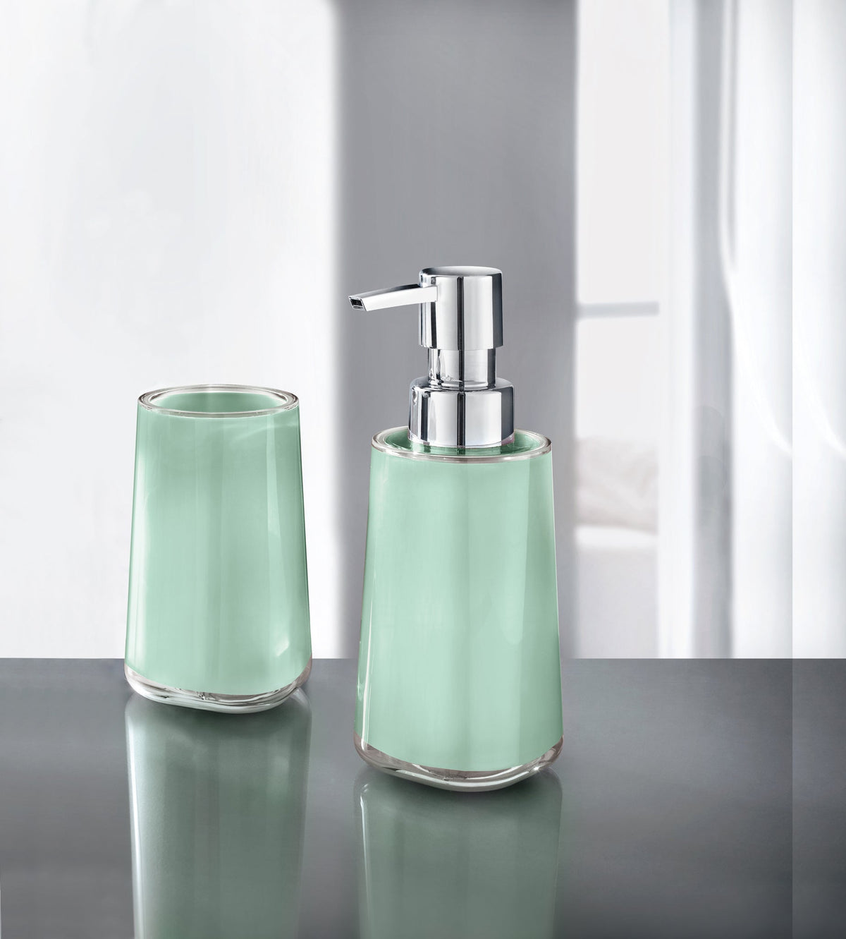 Mintgrünes Seifenspender-Set mit Zahnputzbecher auf Badablage aus Glas