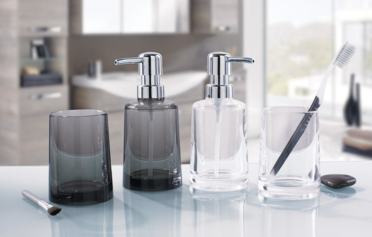 Seifenspender, Becher und Zahnbürstenhalter aus Glas im modernen Bad
